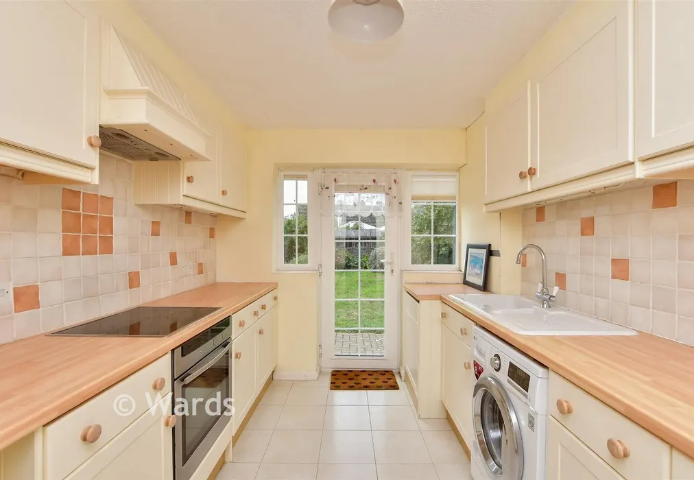 Kitchen - Hildersham Close, Broadstairs, Kent - Wards of Kent