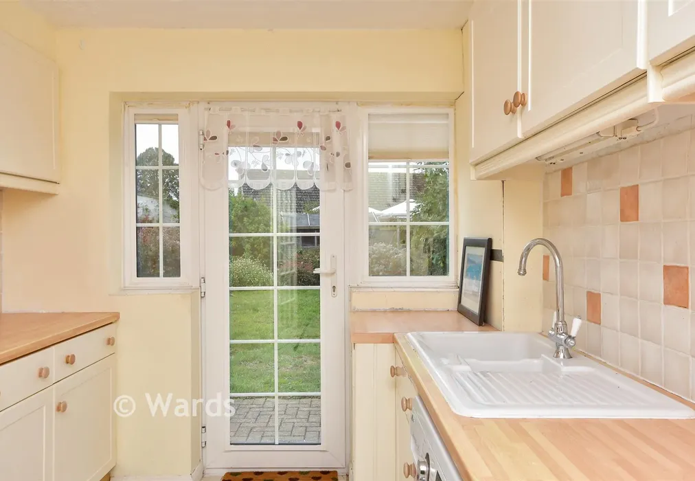 Kitchen - Hildersham Close, Broadstairs, Kent - Wards of Kent