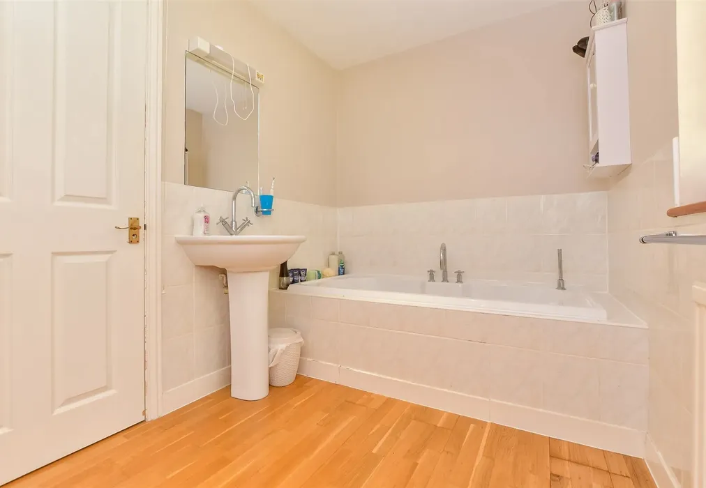 Bathroom - Henley Meadows, St. Michaels, Tenterden, Kent - Wards of Kent