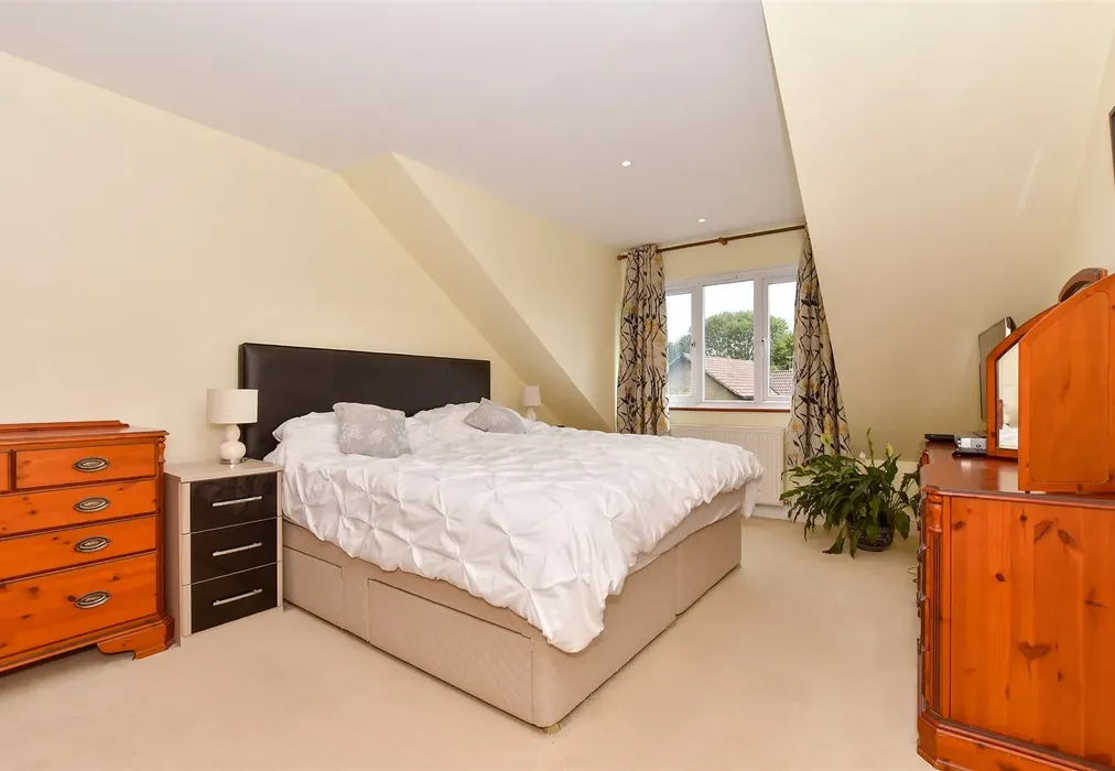 Bedroom 1 - Henley Meadows, St. Michaels, Tenterden, Kent - Wards of Kent