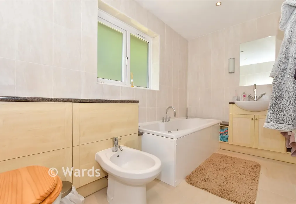 En-Suite Bath And Shower - Henley Meadows, St. Michaels, Tenterden, Kent - Wards of Kent