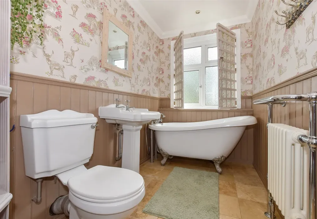 Bathroom - Rectory Gardens, Whitstable, Kent - Wards of Kent