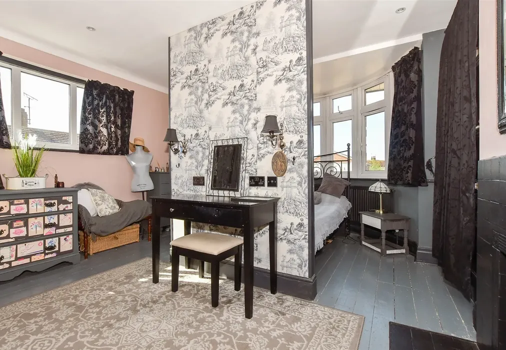 Bedroom 1 - Rectory Gardens, Whitstable, Kent - Wards of Kent