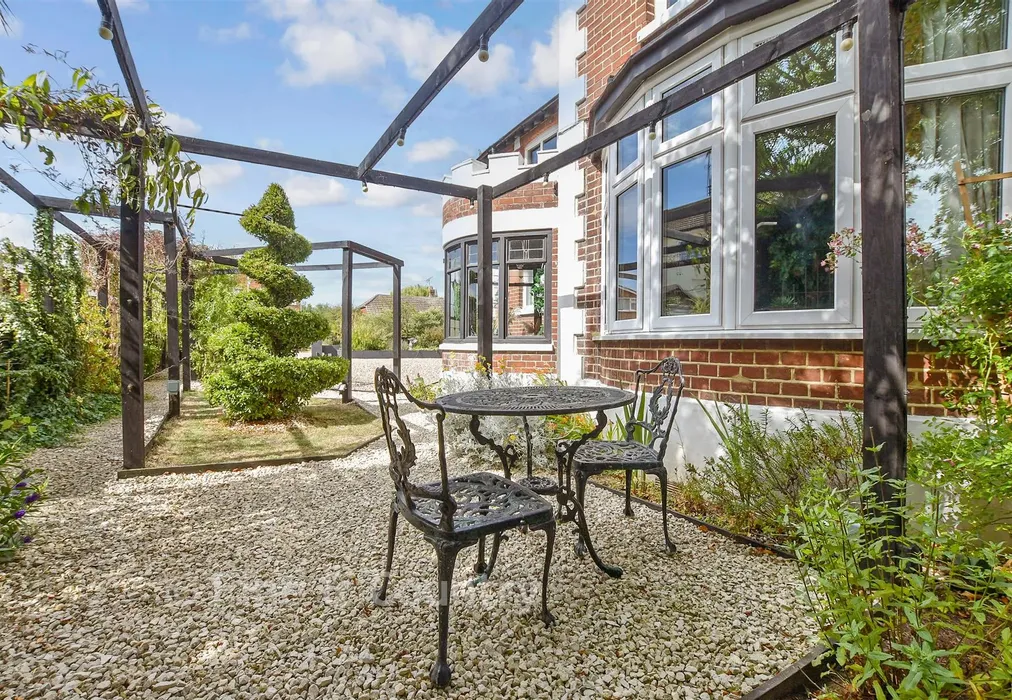 Side Garden - Rectory Gardens, Whitstable, Kent - Wards of Kent