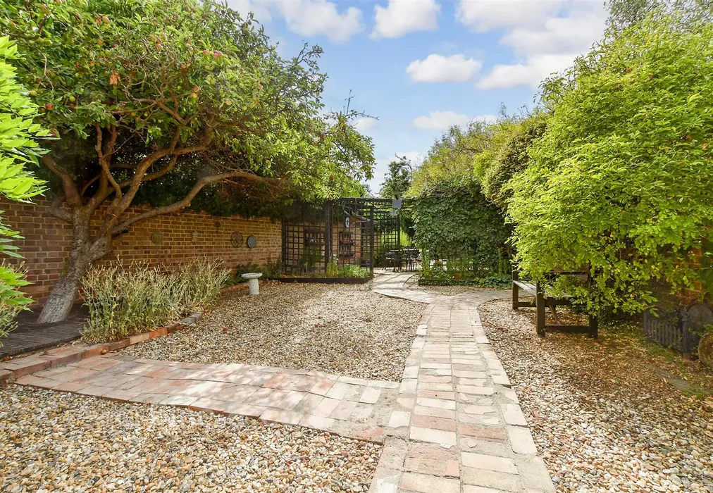 Rear Garden - Rectory Gardens, Whitstable, Kent - Wards of Kent