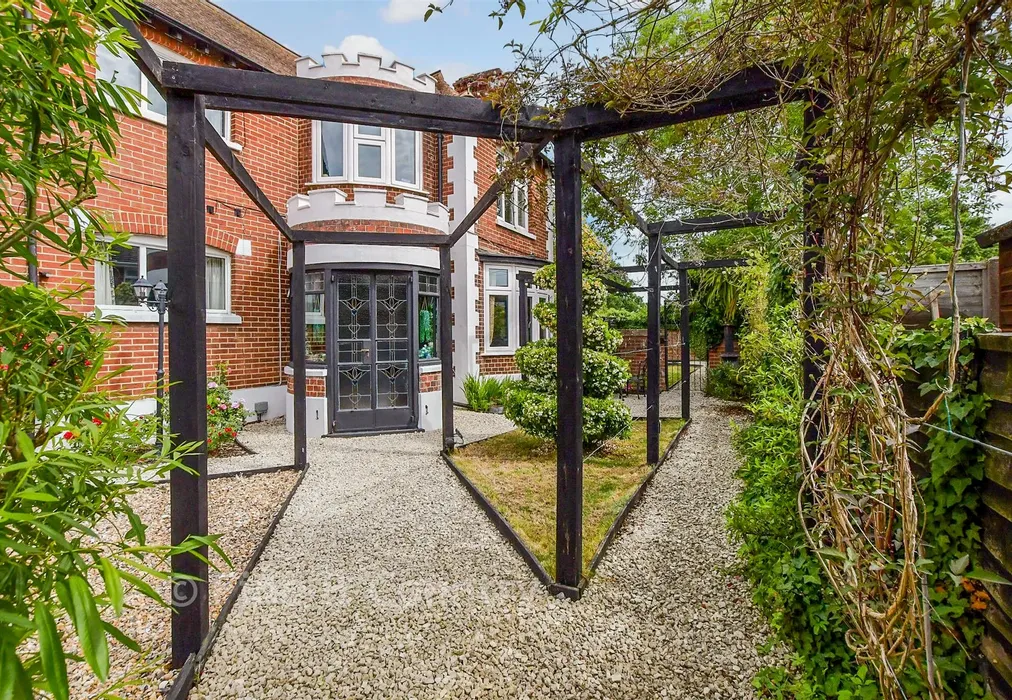 Front Garden - Rectory Gardens, Whitstable, Kent - Wards of Kent