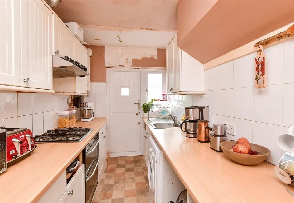 Kitchen - Sompting Road, Worthing, West Sussex - Wards of Kent