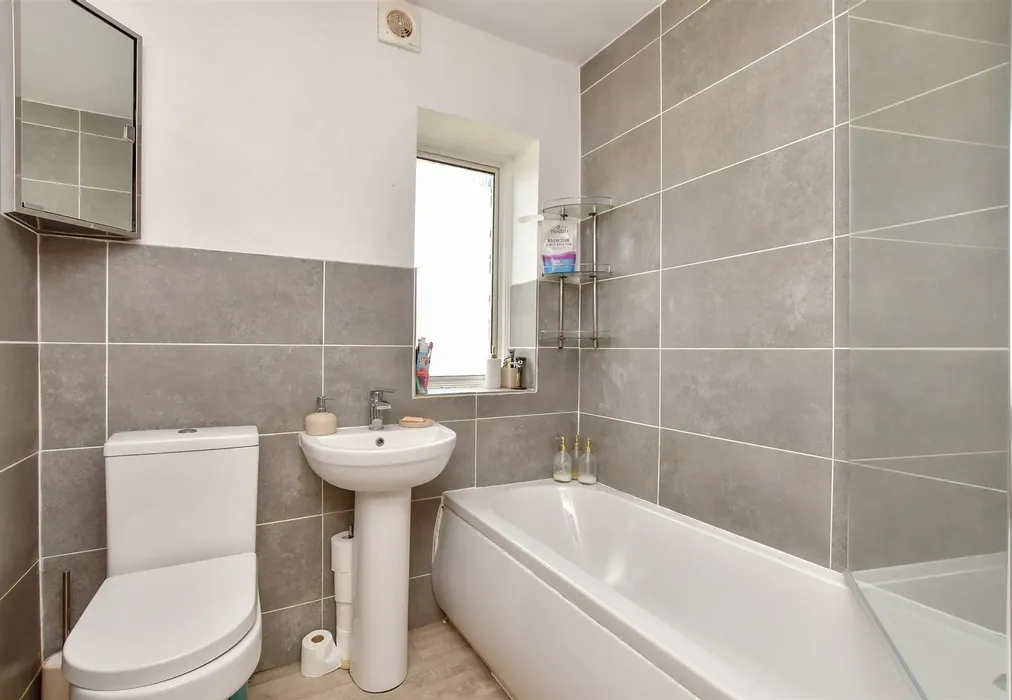 Bathroom - Sompting Road, Worthing, West Sussex - Wards of Kent