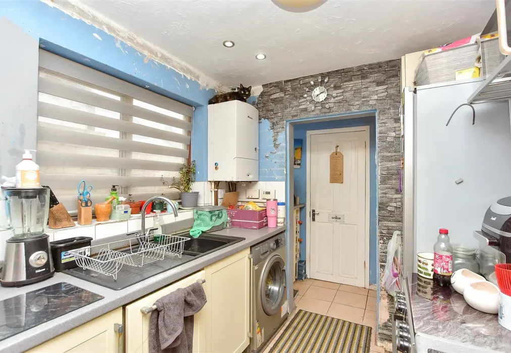 Kitchen - Wickham Street, Rochester, Kent - Wards of Kent