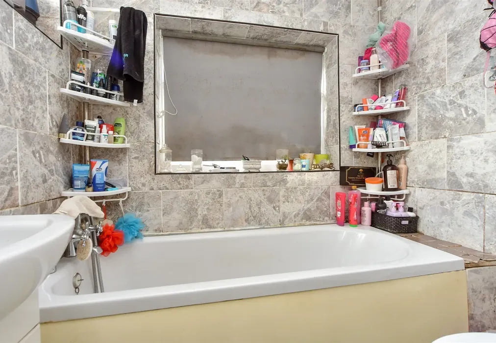Bathroom - Wickham Street, Rochester, Kent - Wards of Kent