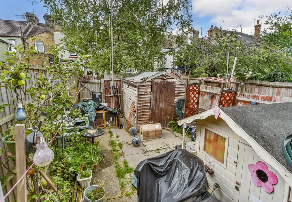 Rear Garden - Wickham Street, Rochester, Kent - Wards of Kent