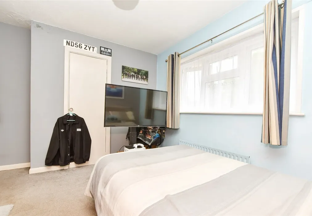 Bedroom 2 - Crescent Way, Horley, Surrey - Wards of Kent