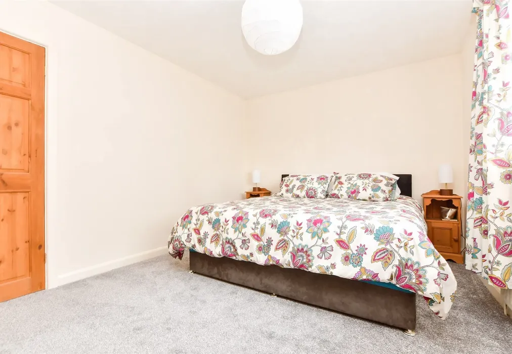 Bedroom 1 - Crescent Way, Horley, Surrey - Wards of Kent