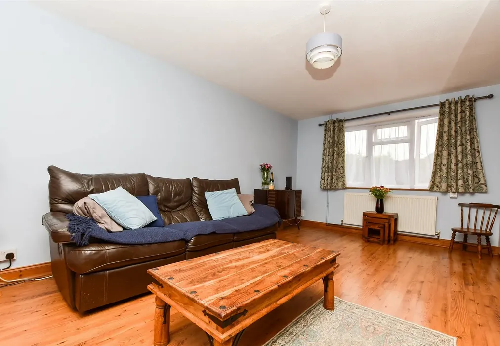 Lounge - Crescent Way, Horley, Surrey - Wards of Kent