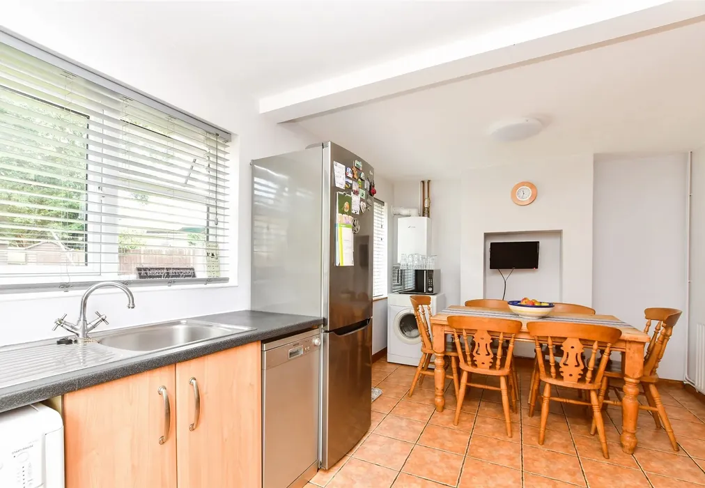 Kitchen/Breakfast Area - Crescent Way, Horley, Surrey - Wards of Kent