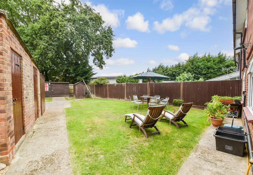 Rear Garden - Crescent Way, Horley, Surrey - Wards of Kent