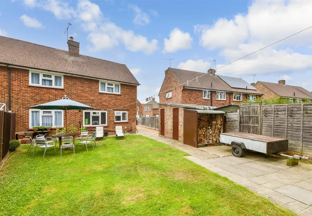 Rear Garden - Crescent Way, Horley, Surrey - Wards of Kent