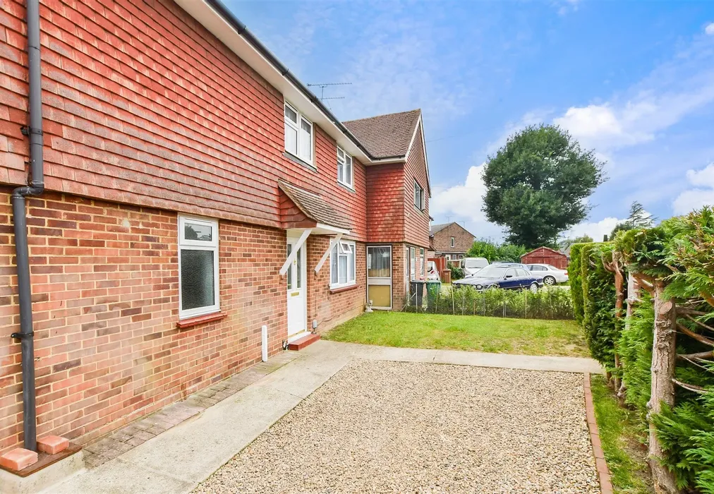 Driveway/Parking - Crescent Way, Horley, Surrey - Wards of Kent