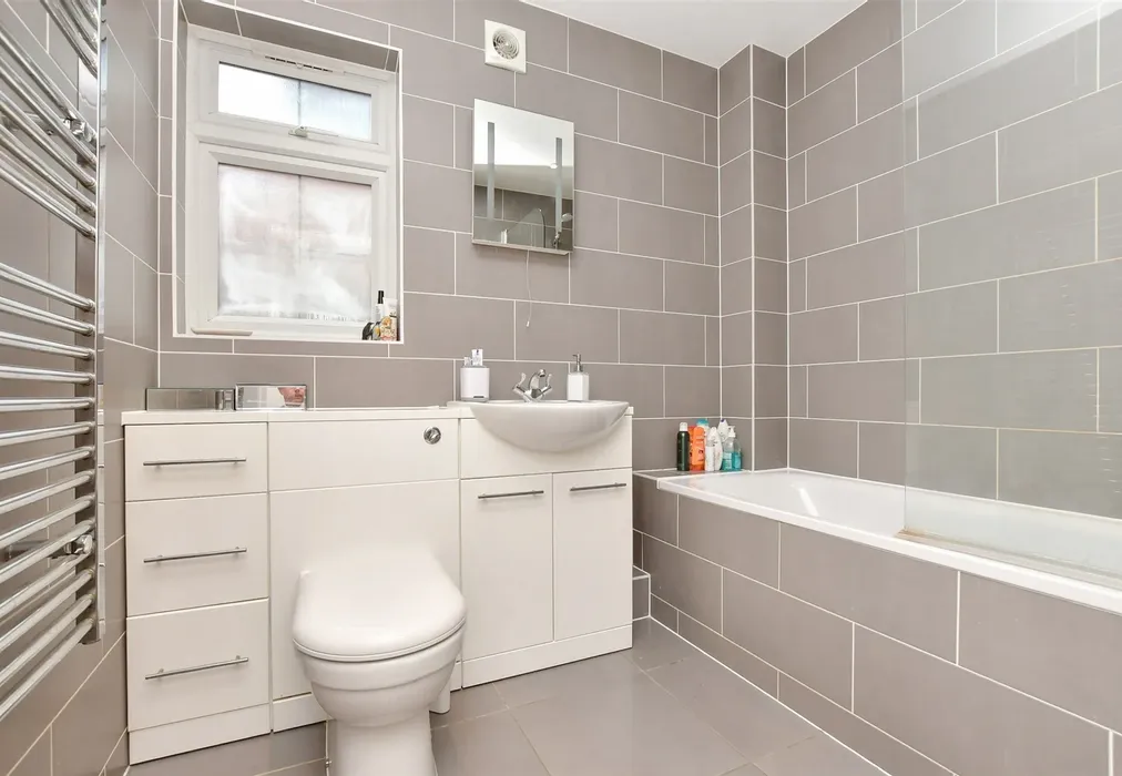 Bathroom - Station Road, Sutton, Surrey - Wards of Kent