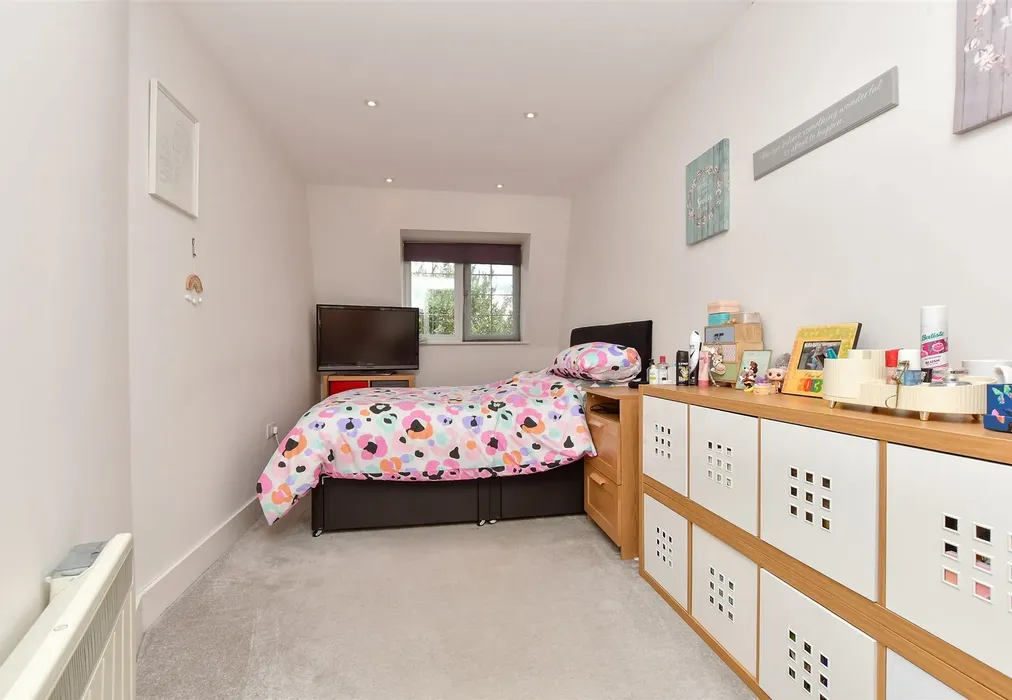 Bedroom - Station Road, Sutton, Surrey - Wards of Kent