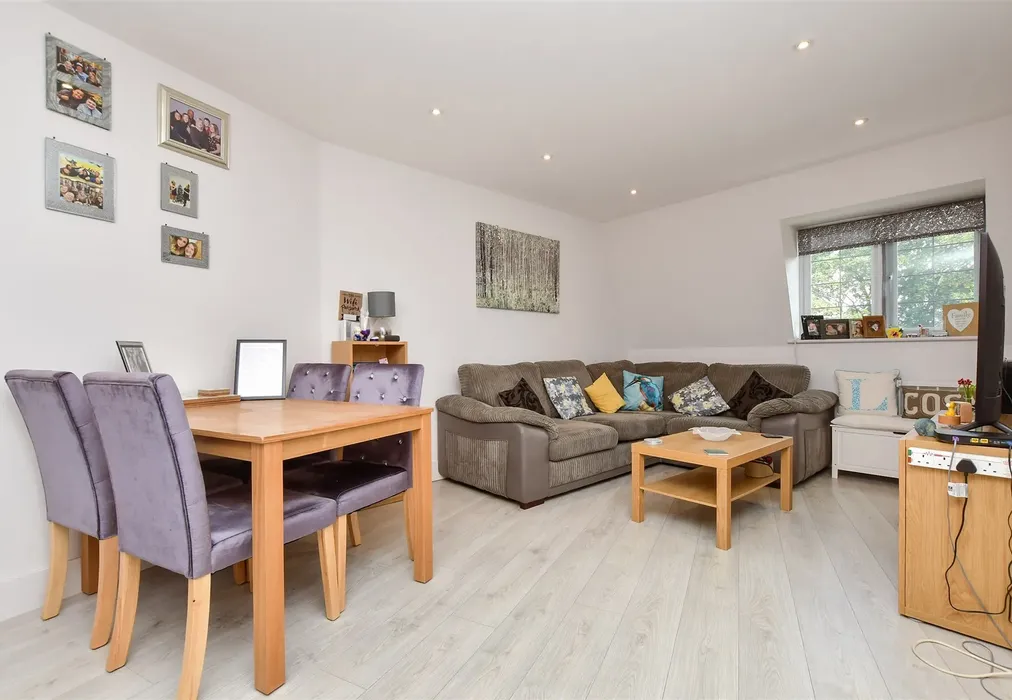 Lounge / Kitchen - Station Road, Sutton, Surrey - Wards of Kent