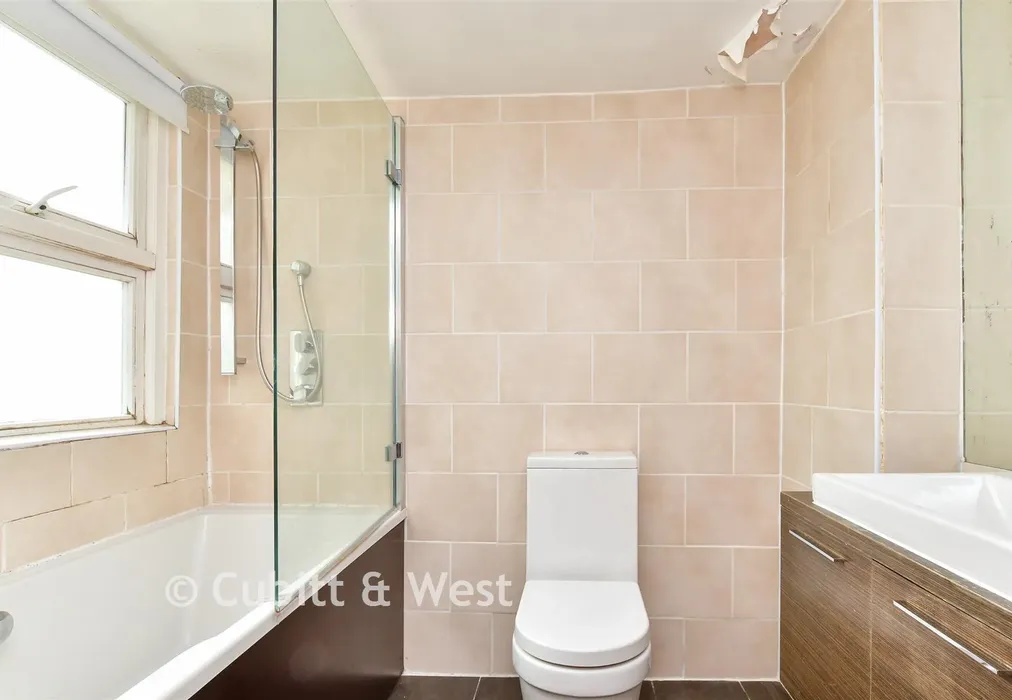 Bathroom - Regency Square, Brighton, East Sussex - Wards of Kent