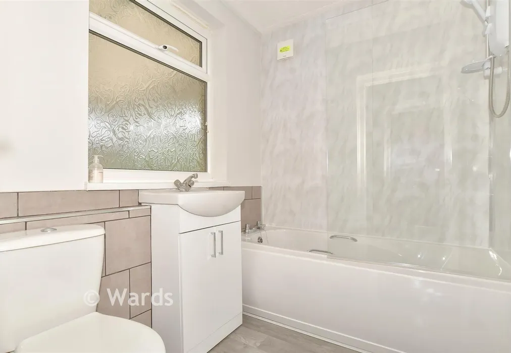Bathroom - The Street, Faversham, Kent - Wards of Kent