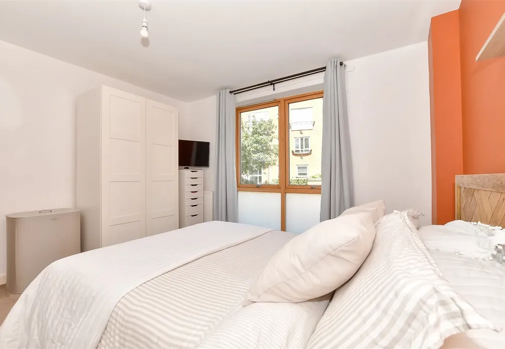 Bedroom 1 - Avebury Avenue, Tonbridge, Kent - Wards of Kent