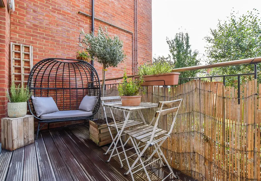 Balcony - Avebury Avenue, Tonbridge, Kent - Wards of Kent