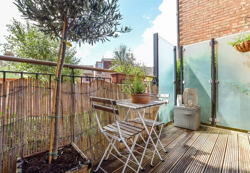 Balcony - Avebury Avenue, Tonbridge, Kent - Wards of Kent