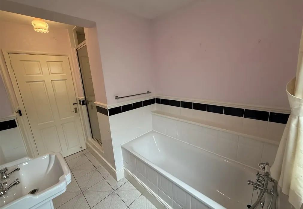 Bathroom - Cheviot Close, Bexleyheath, Kent - Wards of Kent