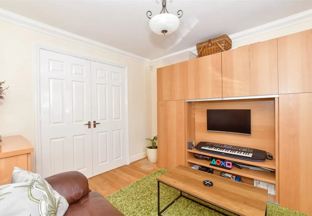 Snug - Robinson Close, Selsey, Chichester, West Sussex - Wards of Kent