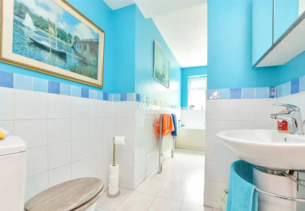 Bathroom - Boxhill Road, Tadworth, Surrey - Wards of Kent