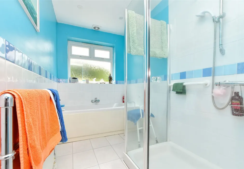Bathroom - Boxhill Road, Tadworth, Surrey - Wards of Kent