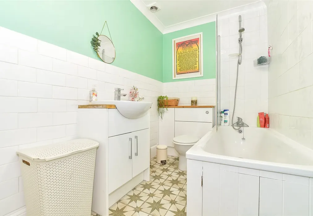 Bathroom - Speldhurst Road, Tunbridge Wells, Kent - Wards of Kent