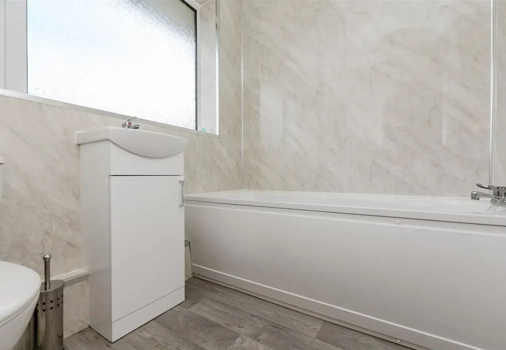 Bathroom - Godstow Road, London - Wards of Kent