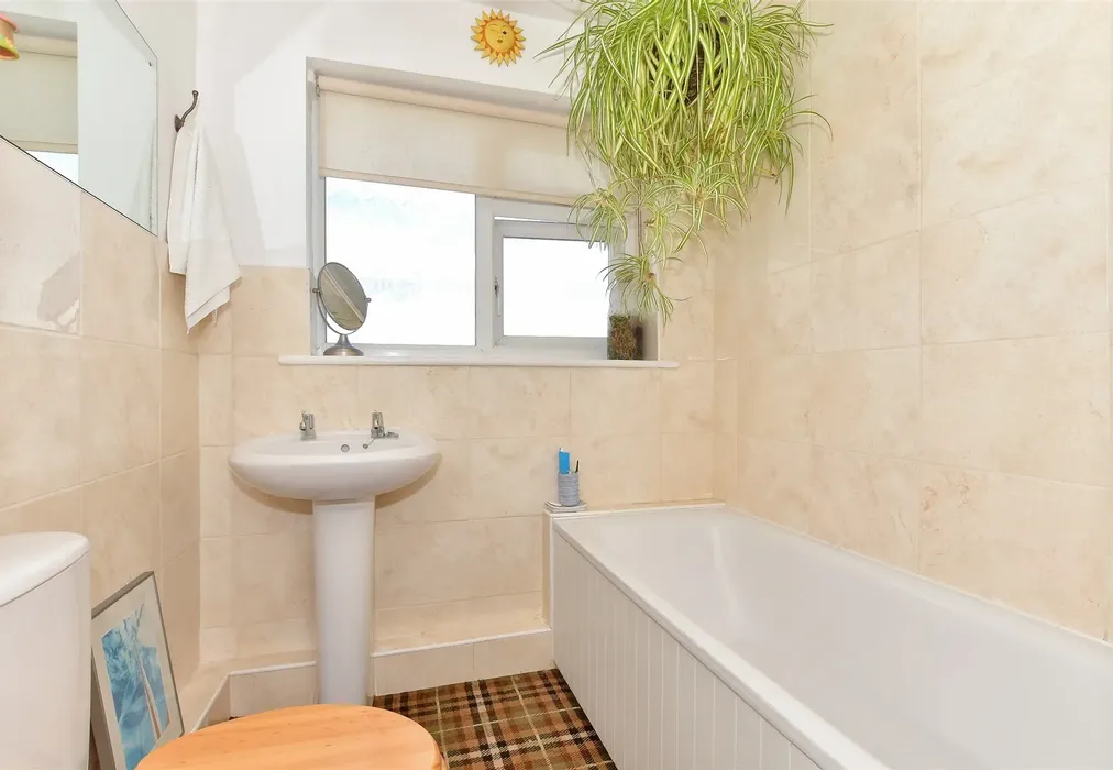 Bathroom - Ivy House Road, Whitstable, Kent - Wards of Kent