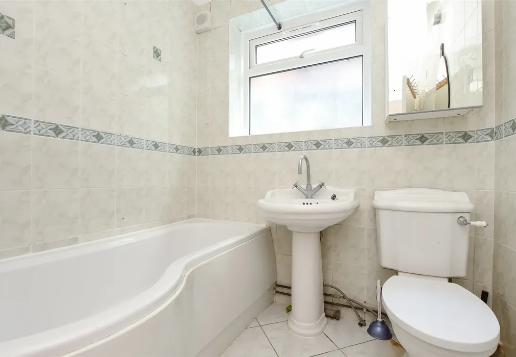 Bathroom - Crescent Road, Caterham, Surrey - Wards of Kent
