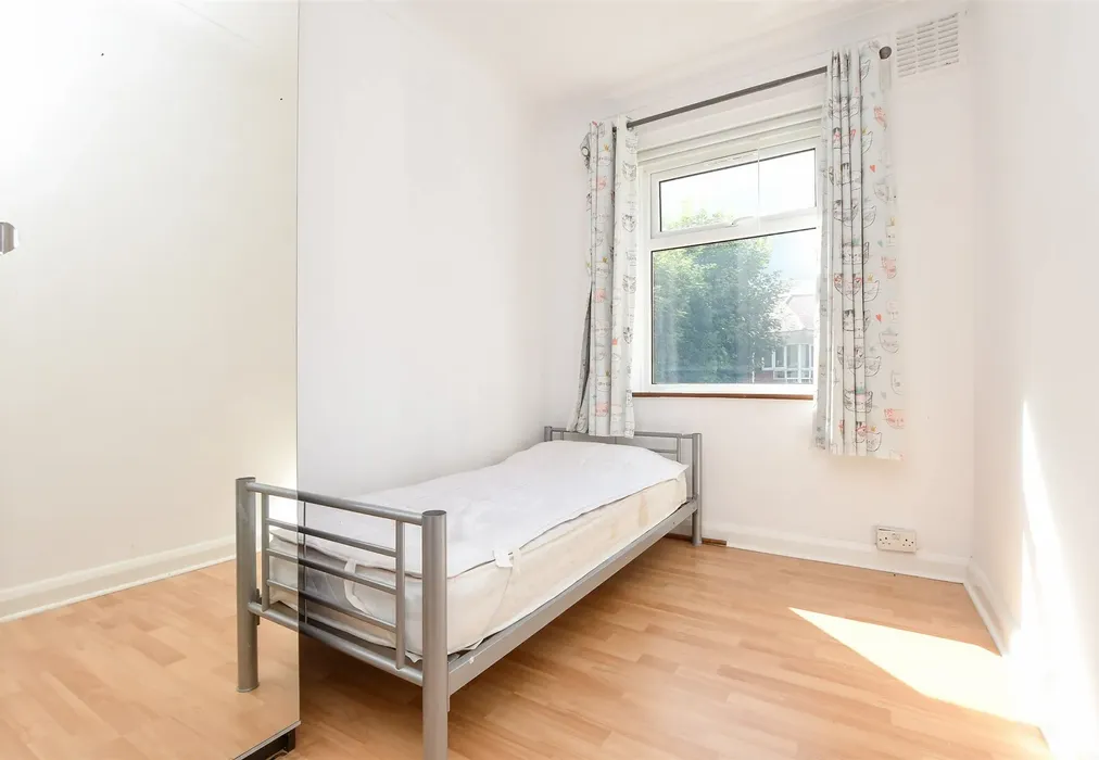 Bedroom 2 - Crescent Road, Caterham, Surrey - Wards of Kent