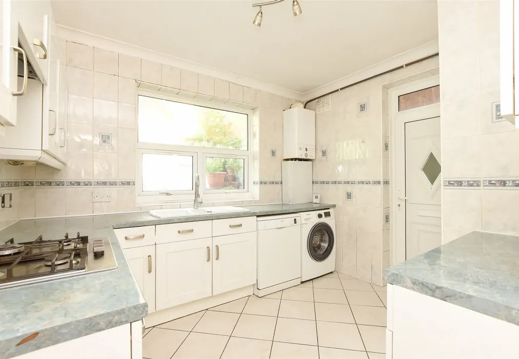 Kitchen - Crescent Road, Caterham, Surrey - Wards of Kent
