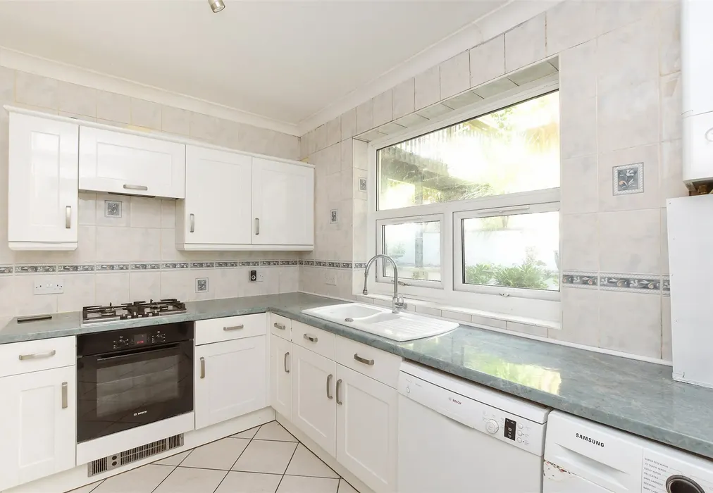 Kitchen - Crescent Road, Caterham, Surrey - Wards of Kent