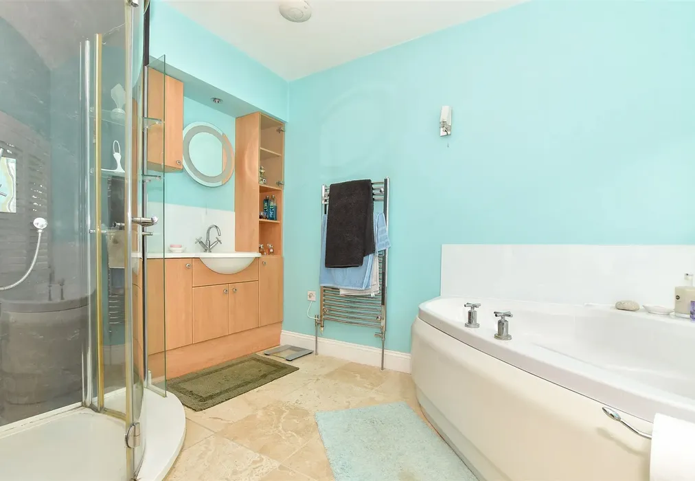 En-Suite Bathroom - Slip Mill Road, Hawkhurst, Cranbrook, Kent - Wards of Kent