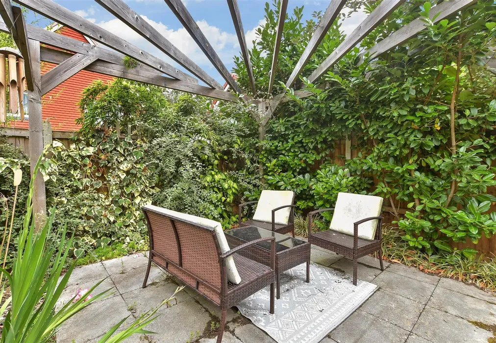 Rear Garden - Berry Close, Copthorne, Crawley, West Sussex - Wards of Kent