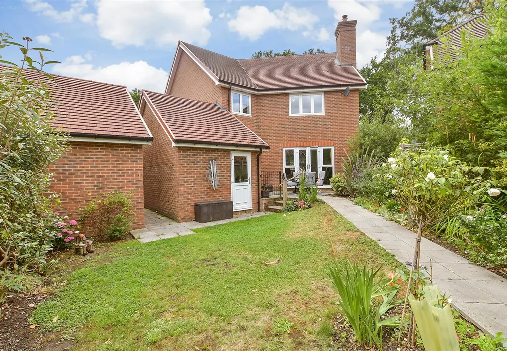 Rear Garden - Berry Close, Copthorne, Crawley, West Sussex - Wards of Kent