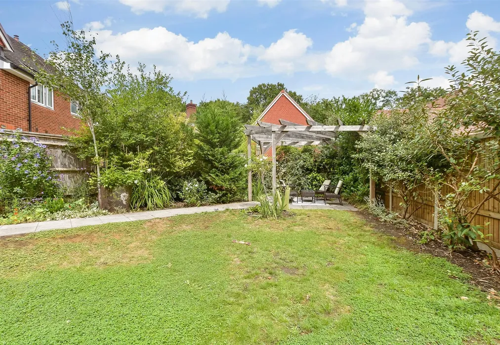Rear Garden - Berry Close, Copthorne, Crawley, West Sussex - Wards of Kent