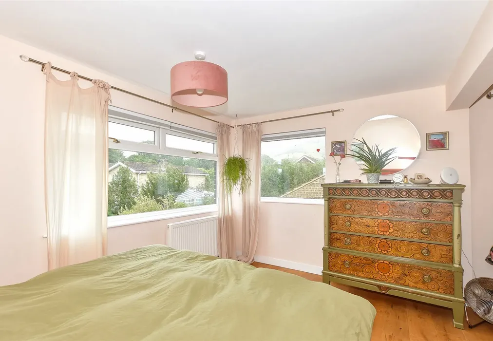Bedroom 1 - Bramleys, Kingston, Lewes, East Sussex - Wards of Kent