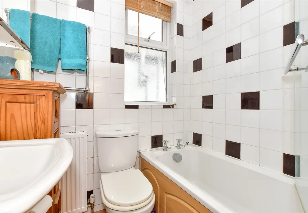 Bathroom - Lyndhurst Road, Portsmouth, Hampshire - Wards of Kent