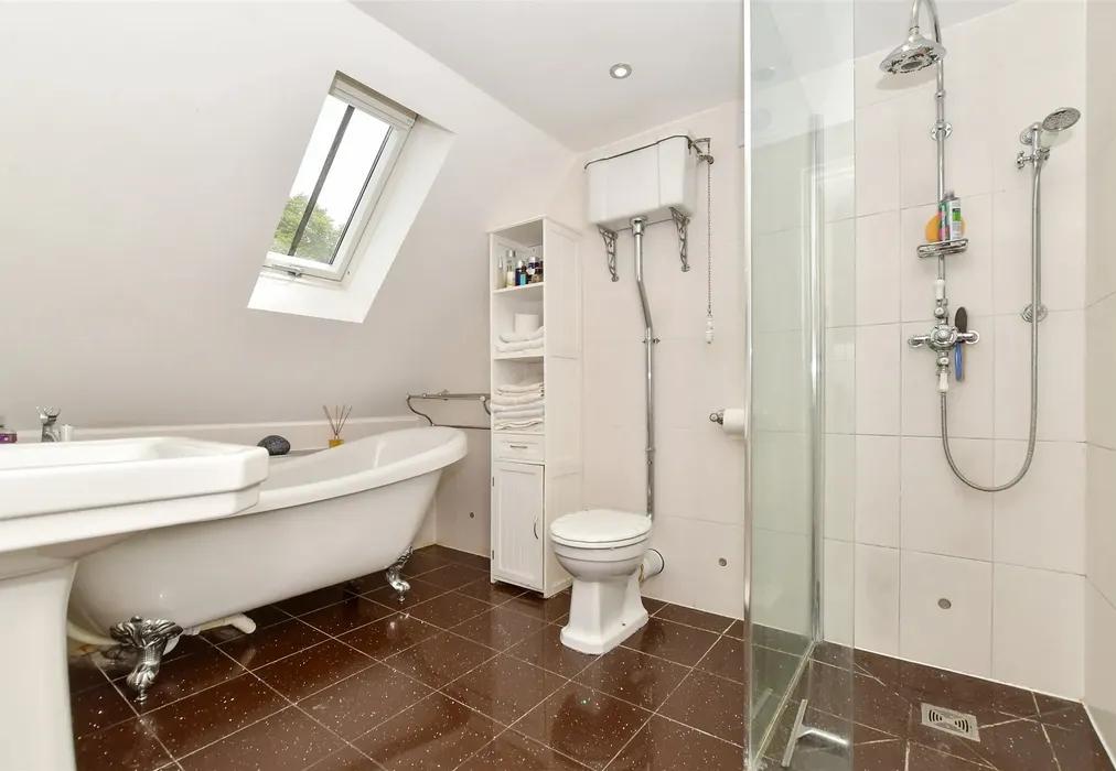 En-Suite - Forest Way, Woodford Green, Essex - Wards of Kent