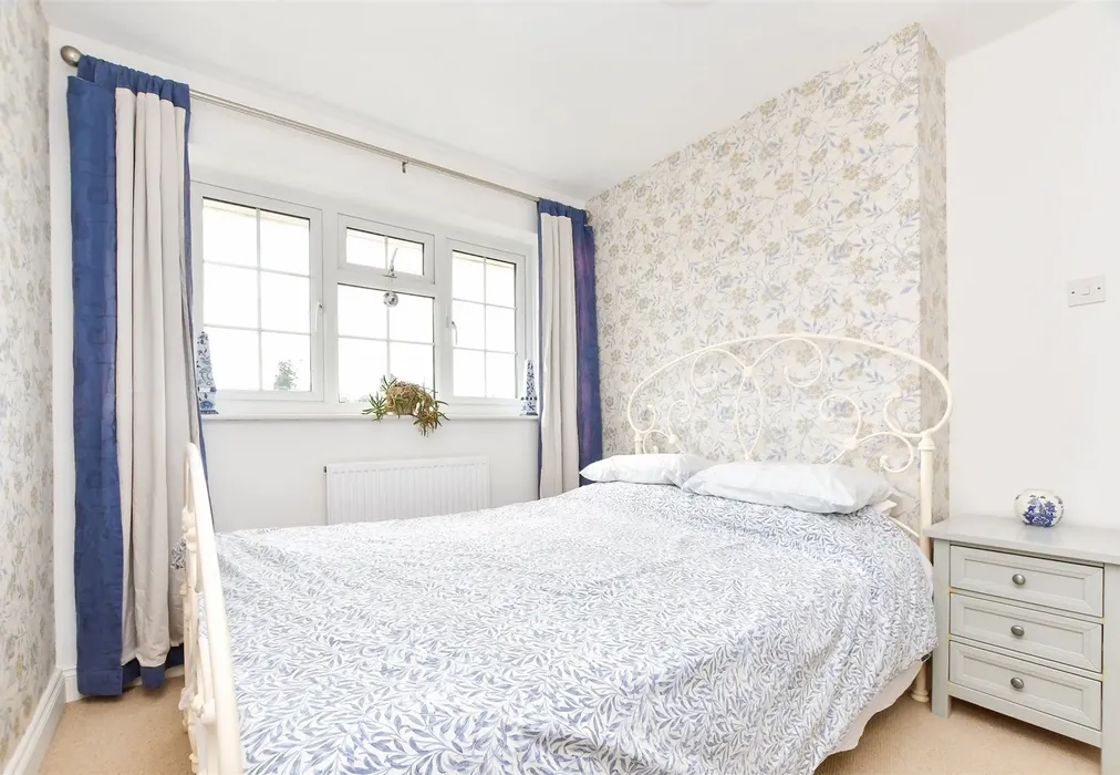 Bedroom 1 - Hunters Way, Uckfield, East Sussex - Wards of Kent