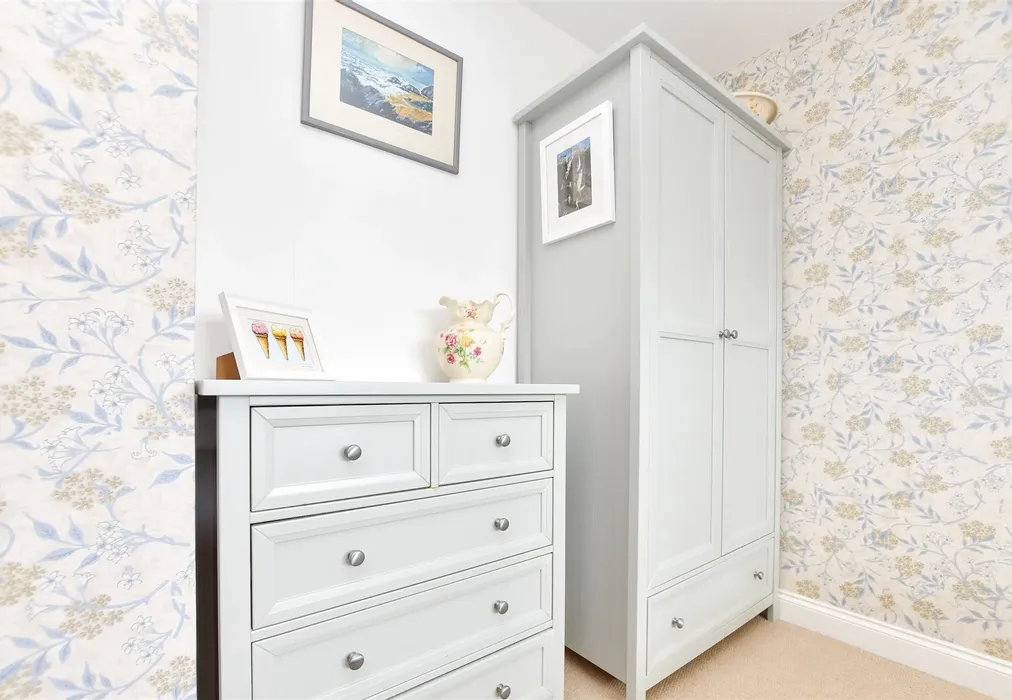 Bedroom 1 - Hunters Way, Uckfield, East Sussex - Wards of Kent